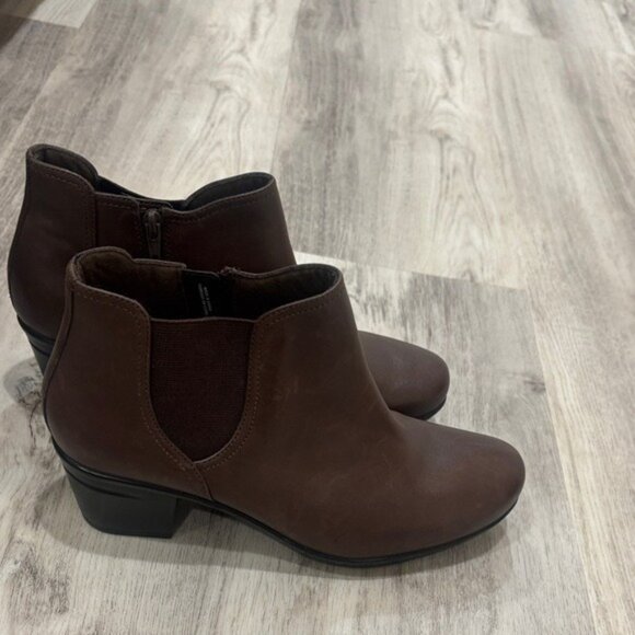 Clarks Brown Ankle Boots size 9.5 like new - Picture 1 of 8
